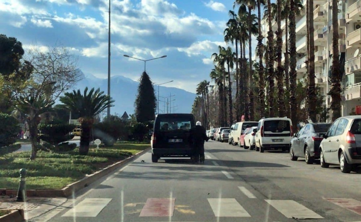 Antalya’da, patenli gençlerin trafikteki tehlikeli yolculuğu #2