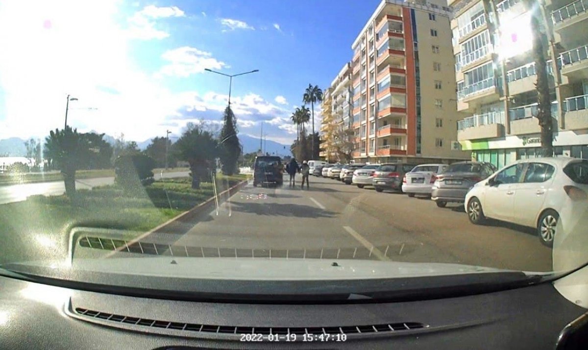 Antalya’da, patenli gençlerin trafikteki tehlikeli yolculuğu #5