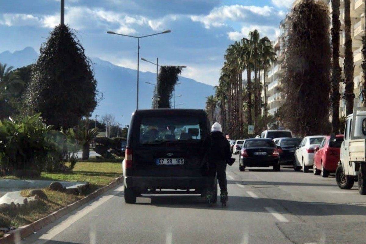 Antalya’da, patenli gençlerin trafikteki tehlikeli yolculuğu #3