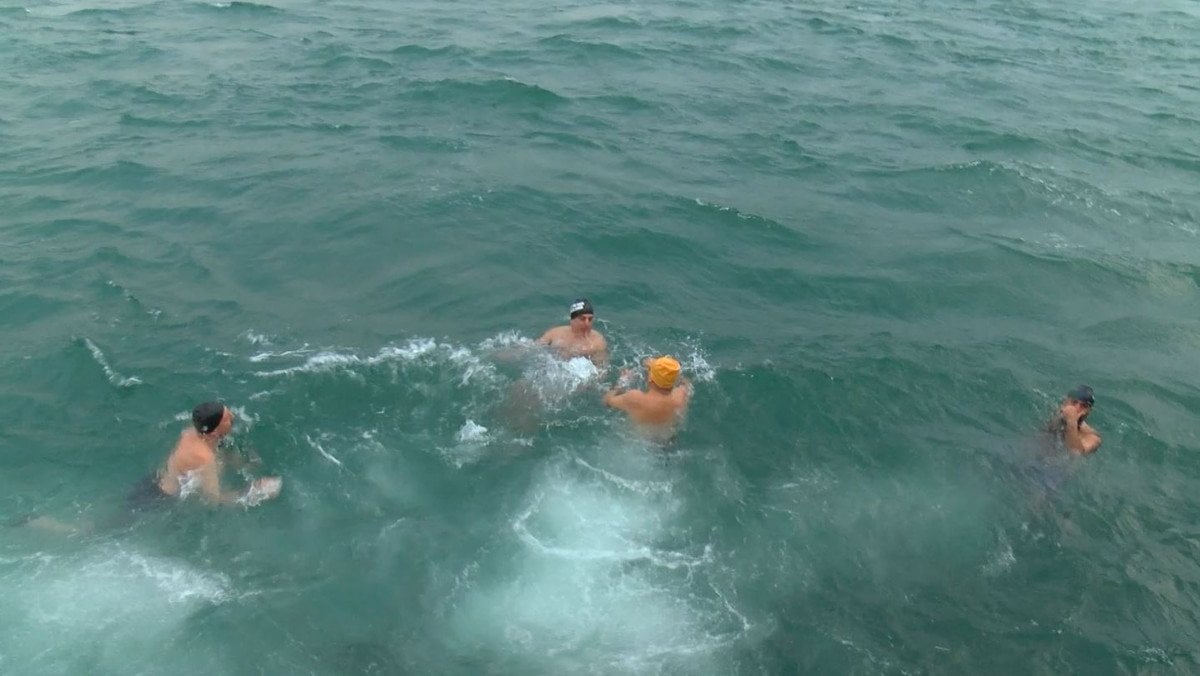 Üsküdar’da, soğuk havaya aldırmadan denize girdiler #2