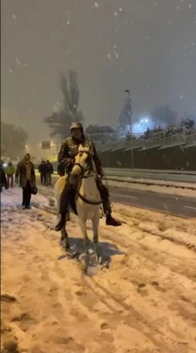 İstanbul da yollar kapanınca atla gezmeye çıktı #2