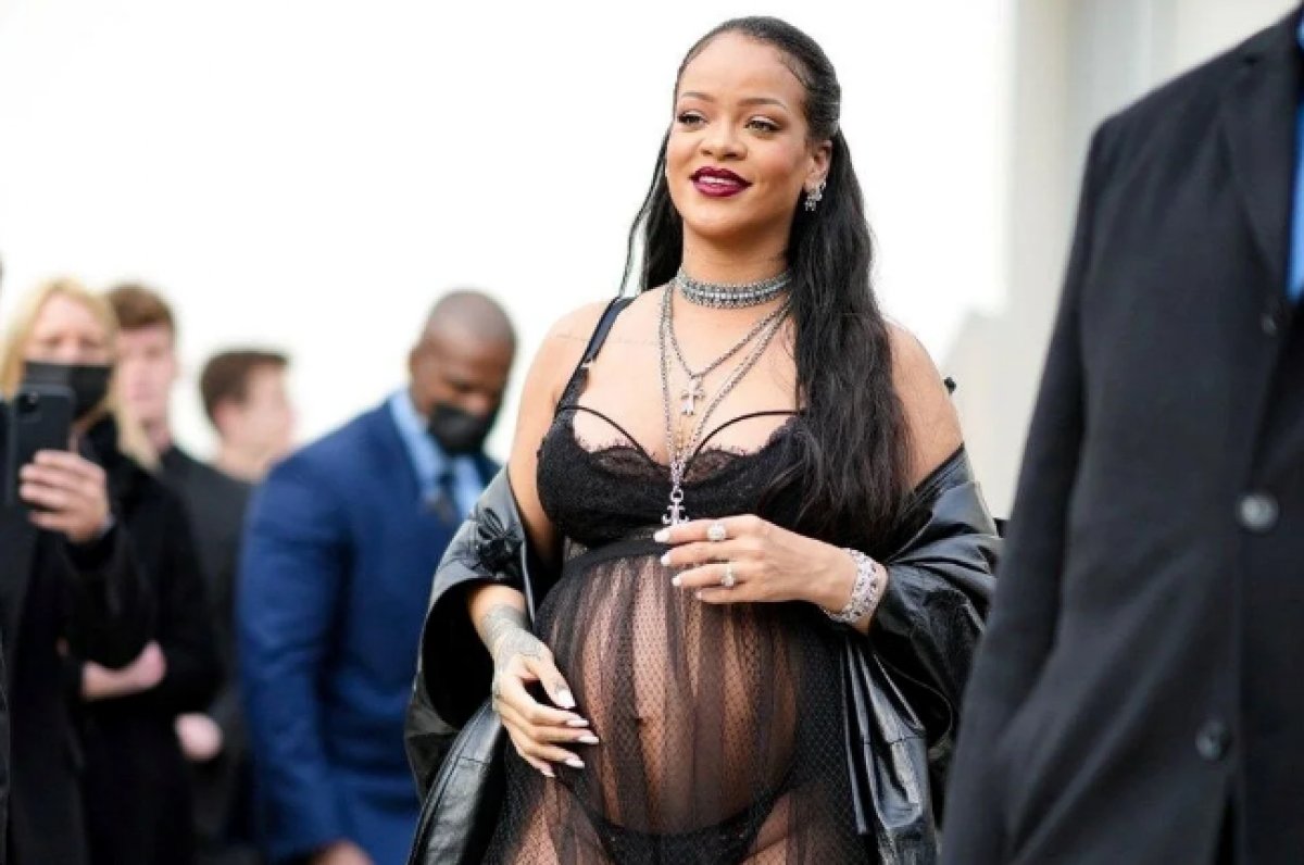 Rihanna nın sıra dışı hamilelik tarzı #3