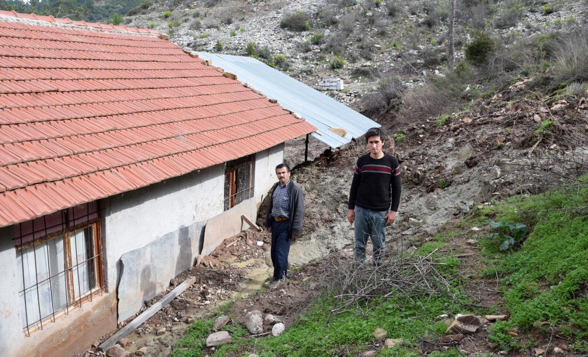 Antalya’da, 6 kişilik aile heyelan korkusuyla yaşıyor #2
