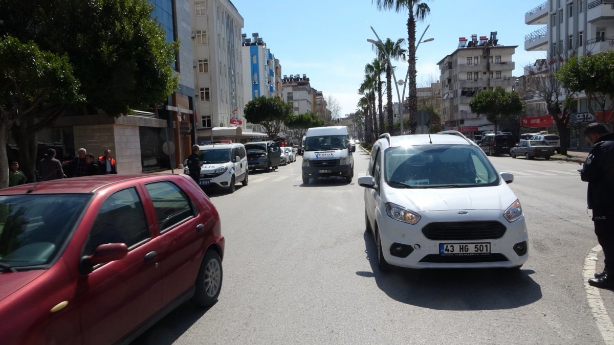 Antalya da yaya geçidinden geçen küçük çocuk aracın altında kaldı #4