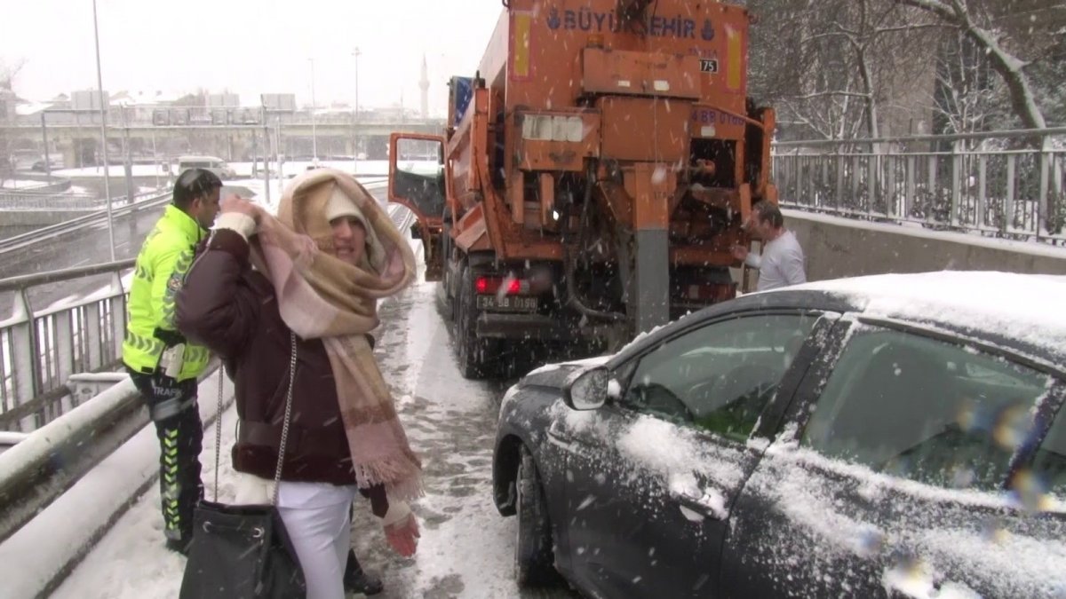 Üsküdar da yolda mahsur kalan kadın sürücüden gazetecilere tepki #3