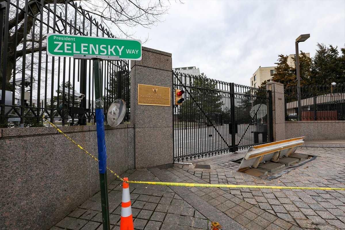 Washington da Rus Büyükelçiliği önüne tabela : Devlet Başkanı Zelensky Yolu #4