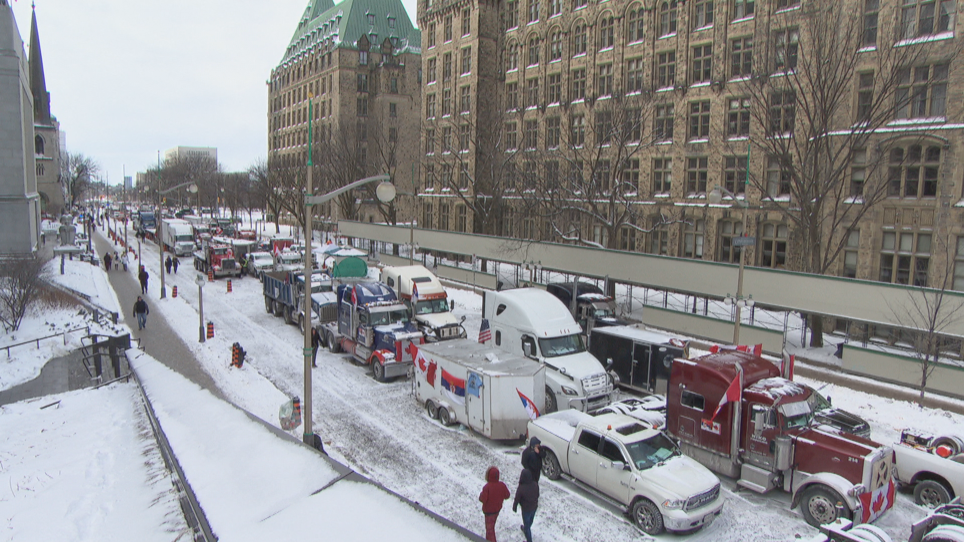 Removing trucks from downtown Ottawa could be almost 'impossible,' say heavy towing experts