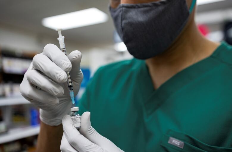 Doktorlar, insan hakları savunucusu, Kanada'nın yolculuk yasaklarına yok, aşı eşitliğine odaklanması gerektiğini söylüyor