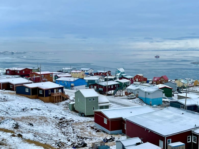 Yakacak kokusu, Nunavut sağlık durumu yetkilisini halka haber verilmeden 4 gün önce Iqaluit su tesisinden çıkardı