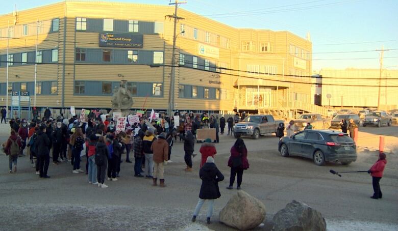 Iqaluit gençleri, Nunavut'ta daha artı zihinsel sağlık desteği ve intiharın önlenmesi talep etmek için sokaklara çıkıyor