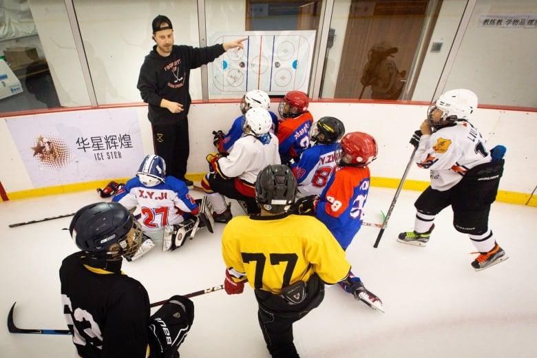 Kanada'nın oyunu, Çin'in hedefi: Genç Çinli oyuncular hokey becerilerini için Kanada buzuna gidiyor