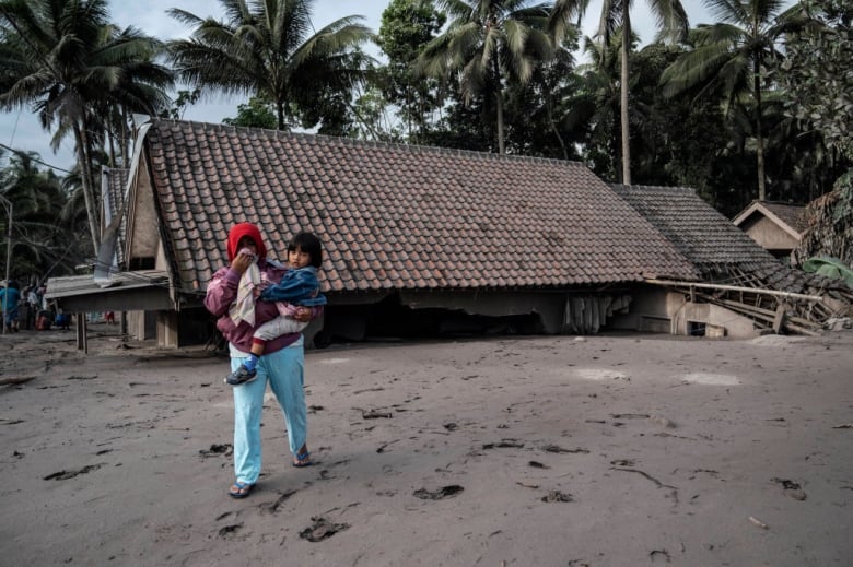 Endonezya volkan kurtarma yıkıntıilginç, kalın balçık göre engellendi