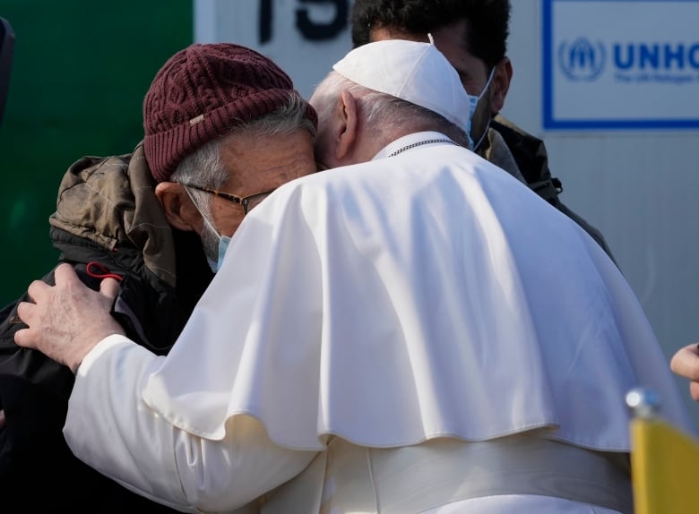 Papa, Yunan adasına ikinci ziyaretinde göçmenleri teselli etti, Avrupa'nın krize tepkisini kınadı