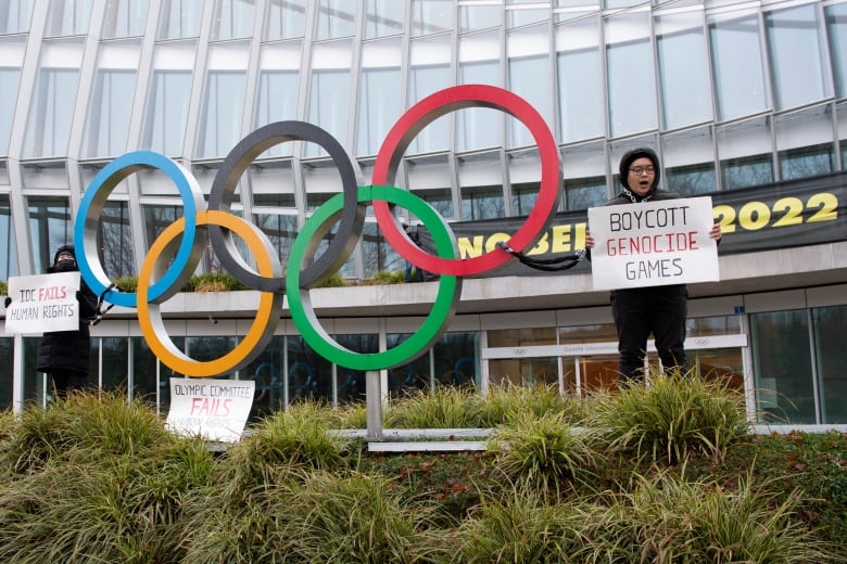 Eleştirmenler, Pekin Olimpiyatları boykotunun daha ileri gitmesi gerektiğini söylüyor - fakat Olimpiyatçılar sporcuların bunun dışında bırakılmasını istiyor