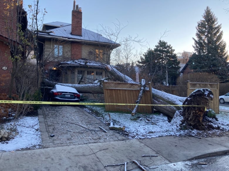 Şiddetli rüzgarlar güney Ontario'yu vurduktan daha sonra yaklaşık 115.000 elektriksiz kaldı