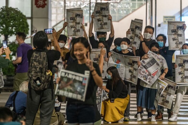 Hong Konglular, güvenlik yasası baskısından bu yandan 1. seçimde oy kullanıyor, ancak muhalefetin gelir elde etme şansı çok az