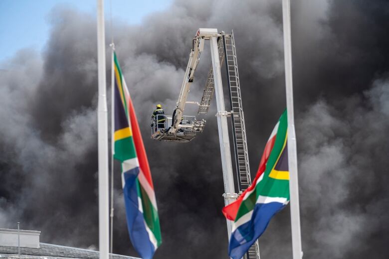 Güney Afrika Parlamentosu'nda çıkan yangında kundakçılıkla suçlanan adam
