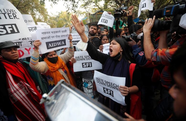 Hintli Müslüman kadınların sahte çevrimiçi açık artırması öfkeye yol açtı; 2 güvenilmez gözaltına alındı