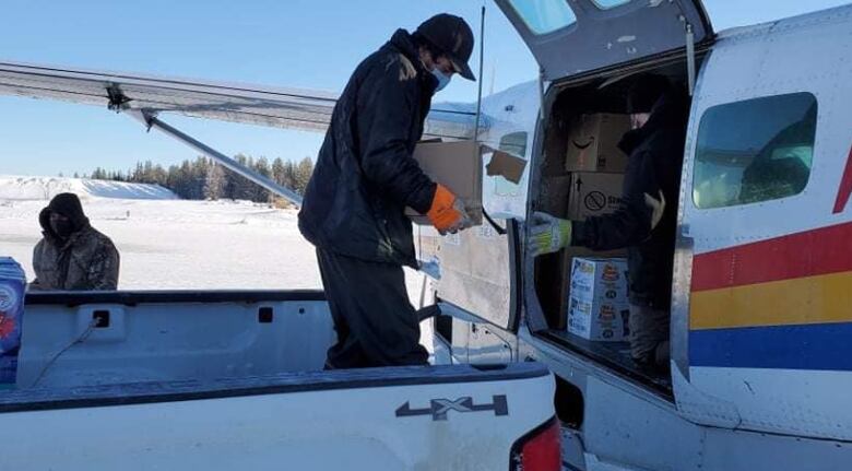 Gönüllüler derin dondurucu soğuk havaya karşısında gözü kara, COVID-19 kadar kuşatılmış Ontario'daki First Nation'a araç gereç almak için uzun yolculuklar