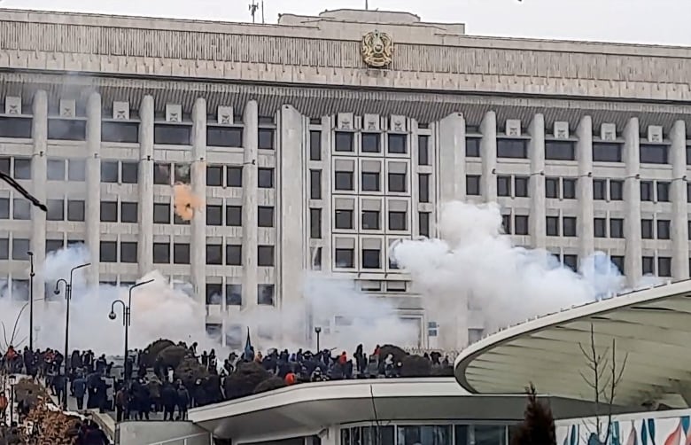 devam eden mazot fiyatı protestoları patlak verdiği için Kazakistan birkaç şehirde mucizevi hal bildiri etti