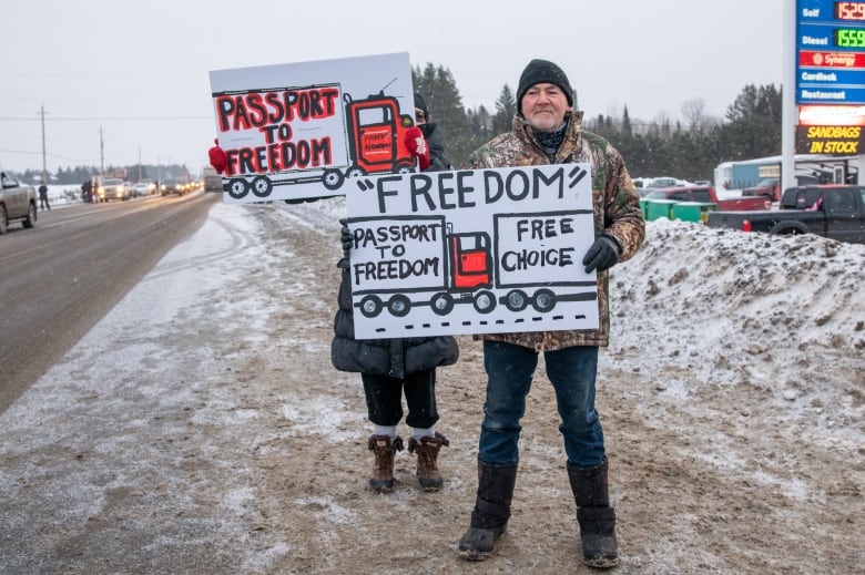 Kamyon şoförü sınır ötesi aşı görevlerine karşısında protesto güneybatı Ontario'yu vurdu