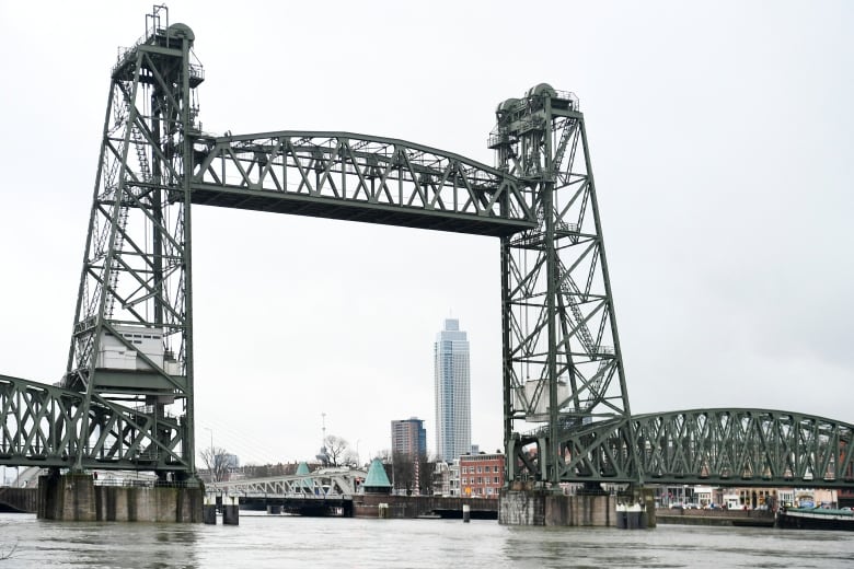 Rotterdam, Jeff Bezos'a emrindeki 637 milyon dolarlık süper yat için tarihi köprüyü sökebilir