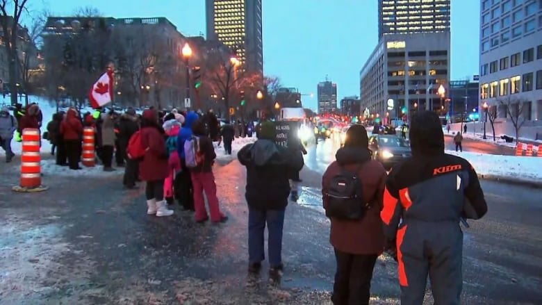 Protestolar başladığında, Quebec City belediye başkanı ziyaretçileri Kış Karnavalı'na katılmaya çağırıyor