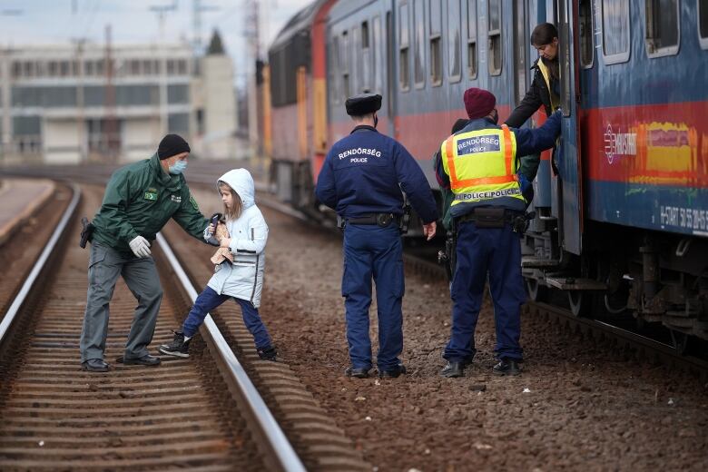 Rusya'nın Ukrayna'yı işgali 1 milyonu kaçmaya zorladı, bu yüzyılın en hızlı mülteci göçü: UNHCR