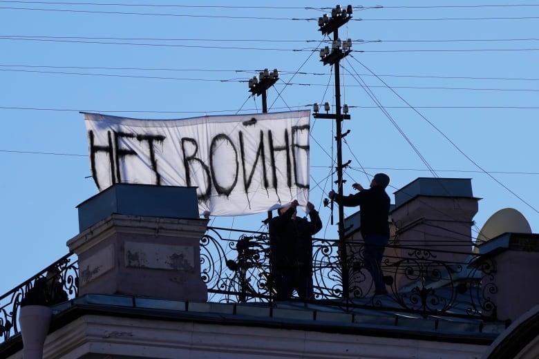 Bir Takım Ruslar, Ukrayna'nın işgali devam ederken evde ne olacağı konusunda endişeli