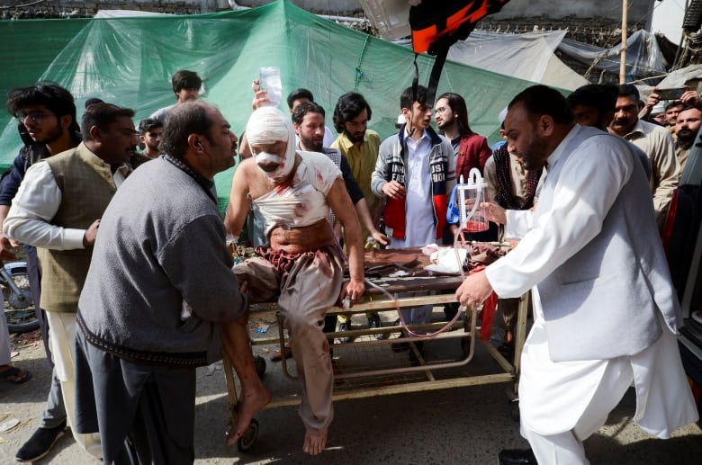 Pakistan'da camiye düzenlenen intihar saldırısında minimum 56 kişi öldü, takriben 200 kişi yaralandı