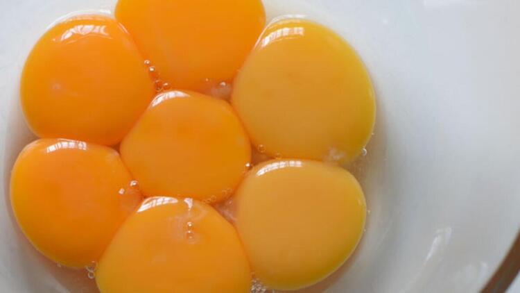 Yumurtanın taze, doğal olduğunu belirlemek için ilk baktığımız şey sarısının rengi oluyor. Sadece gezen tavuk yumurtasının sarısı mı koyu olur