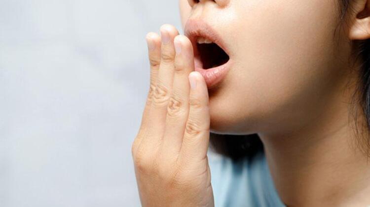 Sağlıklı insanlarda ağız kokusu nasıl giderilir