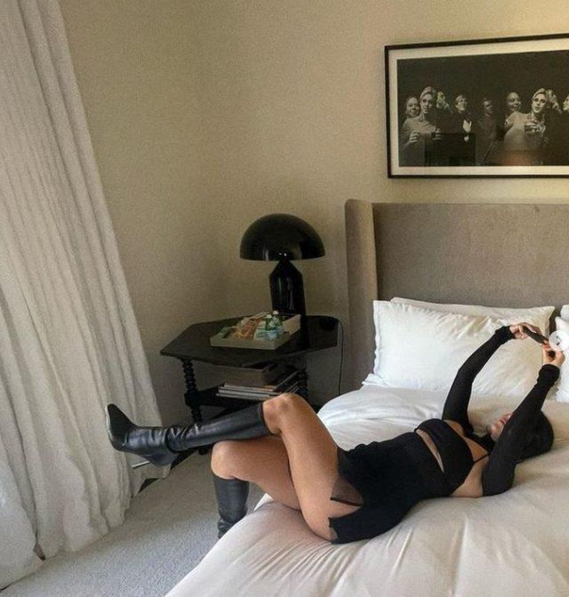 Kourtney Kardashian mini eteğiyle yatakta poz verdi #2