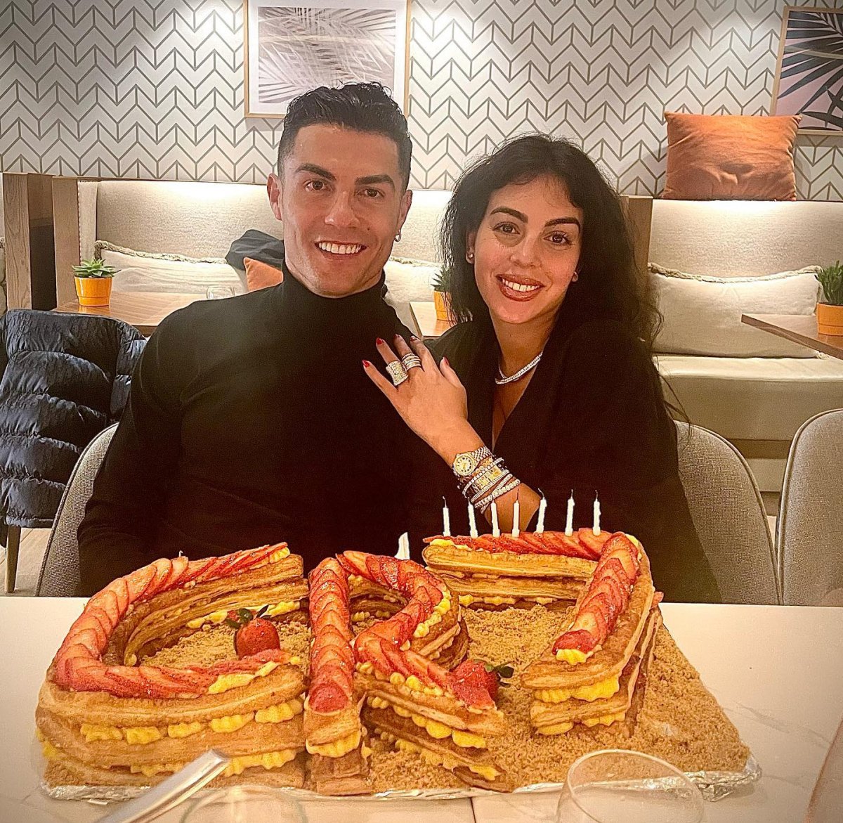 Ronaldo 37. yaşına sevgilisiyle girdi #1