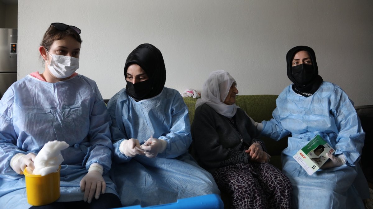Bingöl de 88 yaşındaki Fatma Nine yi aşılamak için karlı yolları aştılar #1