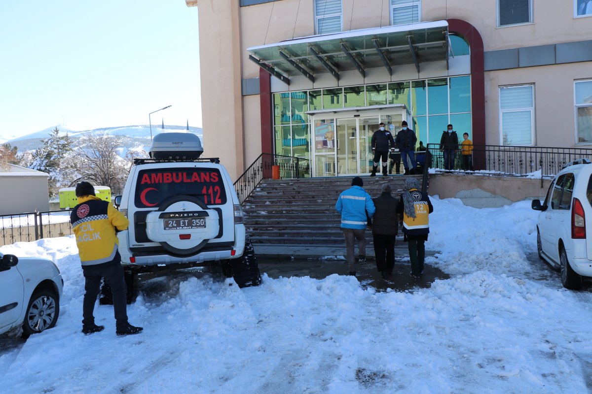 Erzincan ’da, diyaliz hastası paletli ambulansla hastaneye ulaştırıldı #2
