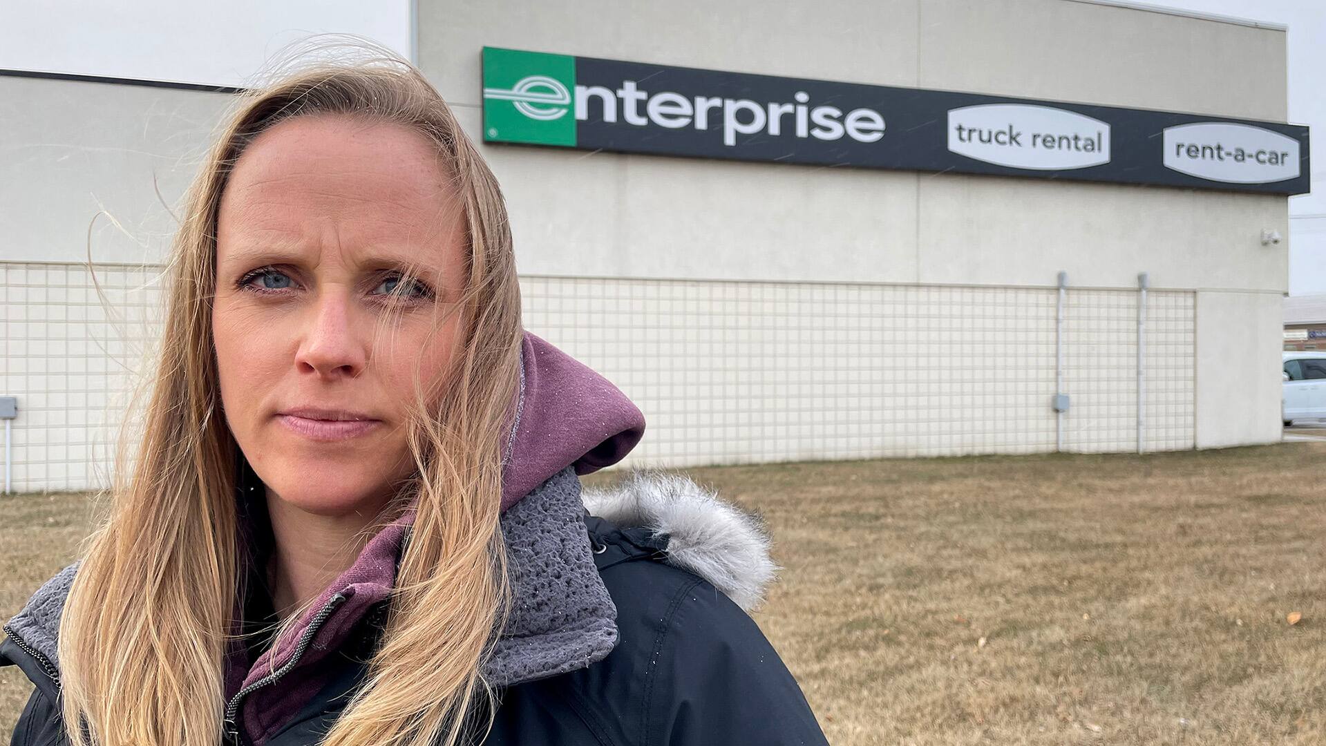 Enterprise, güneşli bir günde 5.500 dolardan pozitif kamyon kiralayan kadını dolu hasarı için suçluyor