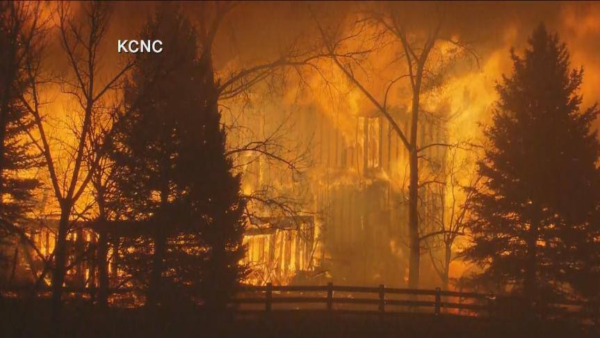 Colorado orman yangınları on binlerce kişiyi tatillerde evleri tahliye etmeye zorluyor