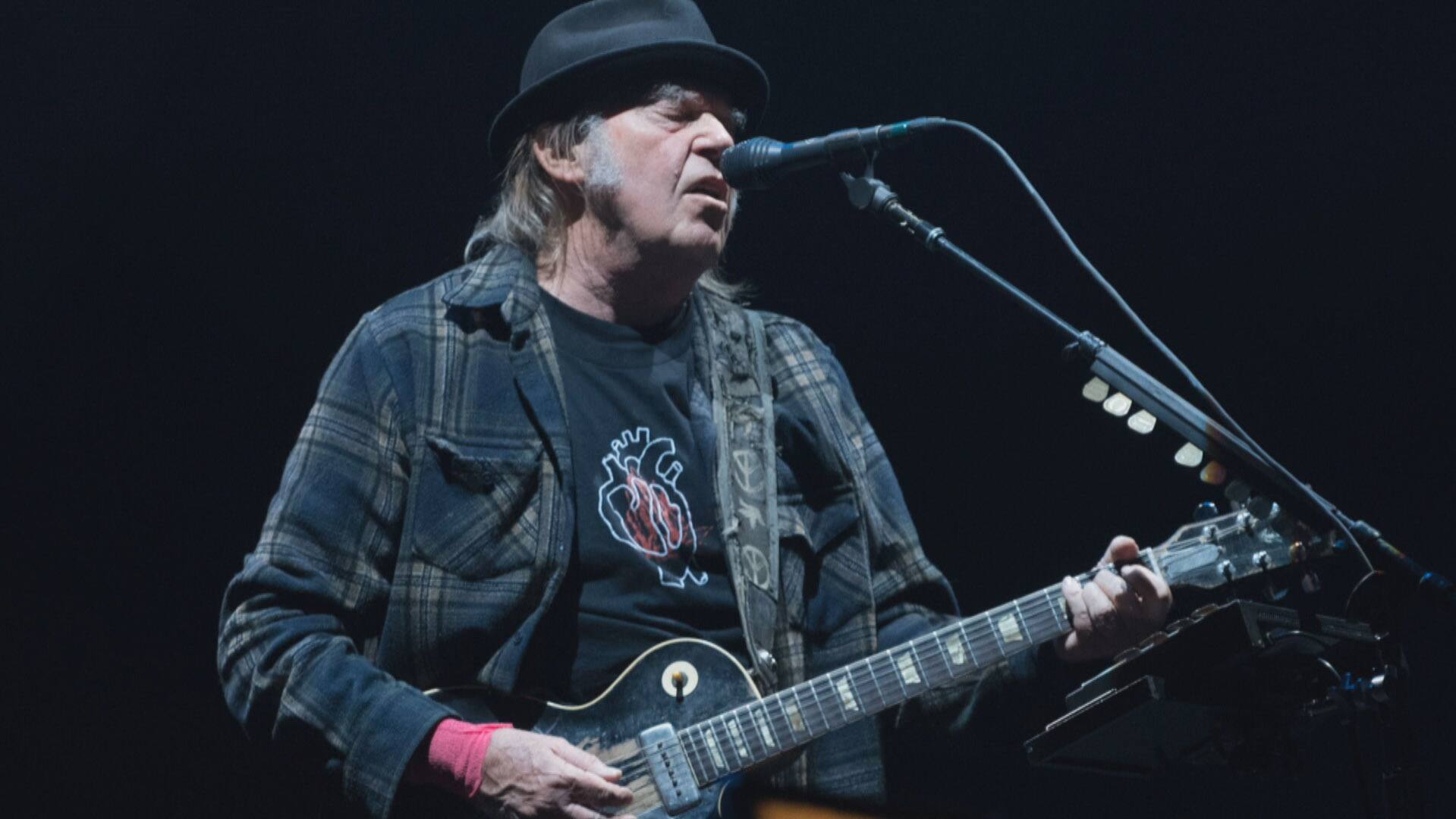 Joni Mitchell, Spotify'dan 'yalanlar' üstüne müzik çekmek için Neil Young'a katıldı